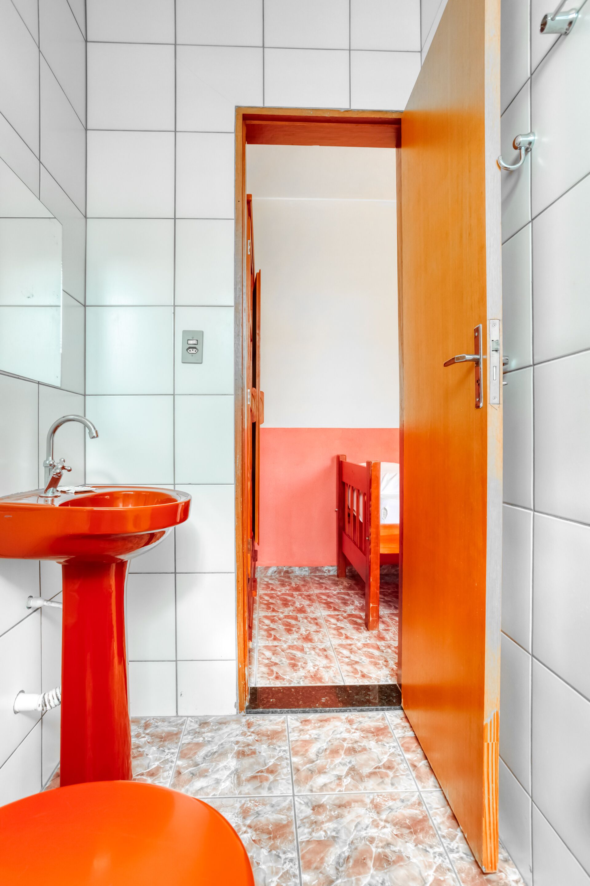 Chuveiro, toalhas de banho, shampoo, papel higiênico