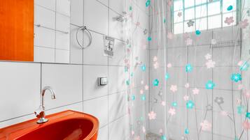 Quarto casal | Banheiro | Chuveiro, toalhas de banho, shampoo, papel higiênico