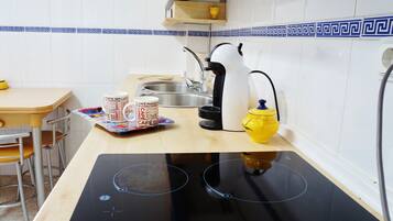 Een koelkast, een magnetron, een oven, een kookplaat