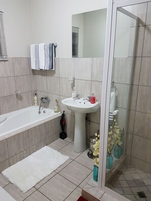 Hair dryer, towels, soap, shampoo - Oasis @ 13- A breathing room (Birchleigh)