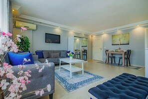 Hypo-allergenic bedding, in-room safe, desk, laptop workspace - Galata Nil Suite (Istanbul)