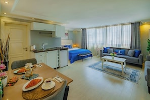 Hypo-allergenic bedding, in-room safe, desk, laptop workspace - Galata Nil Suite (Istanbul)