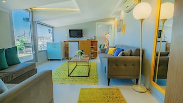 Hypo-allergenic bedding, in-room safe, desk, laptop workspace