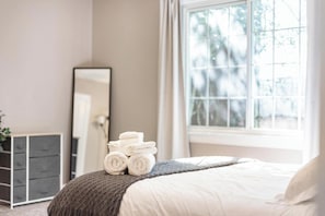2 bedrooms, iron/ironing board, WiFi, bed sheets