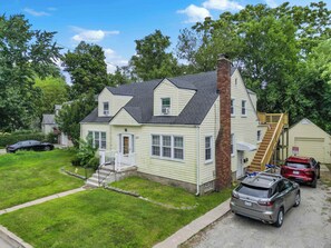 Exterior - Gorgeous Sunny Ypsilanti Bungalow (Ypsilanti)