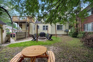 Outdoor dining - Gorgeous Sunny Ypsilanti Bungalow (Ypsilanti)