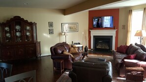 Fernseher, Kamin, Bücher