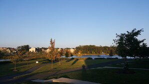 Een woonwijk met huizen, een meer en een park met een fontein.