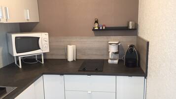 Een koelkast, een microgolfoven, een oven