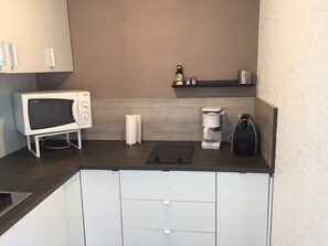 Frigorifero, microonde, forno, macchina per tè/caffè