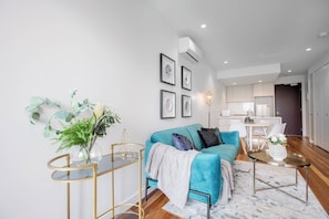 TV, offices - Elegant 2BR@Footscray Station|Racecourse|Market (Footscray)