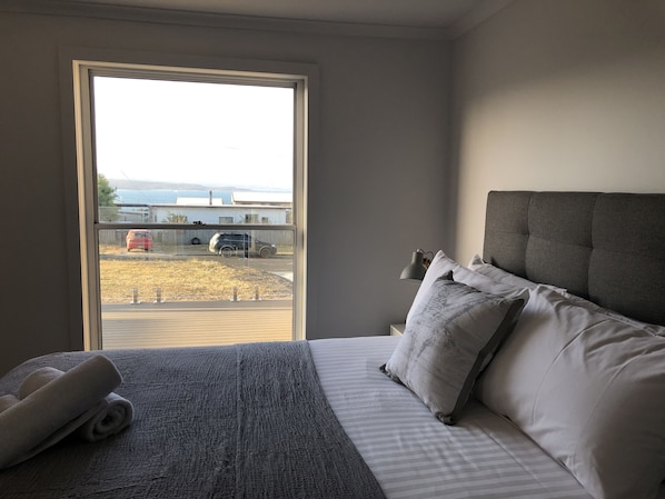 2 Schlafzimmer, Schreibtisch, Bügeleisen/Bügelbrett, Reisekinderbett