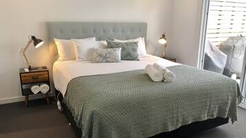 2 slaapkamers, een bureau, een strijkplank/strijkijzer, reisbedje