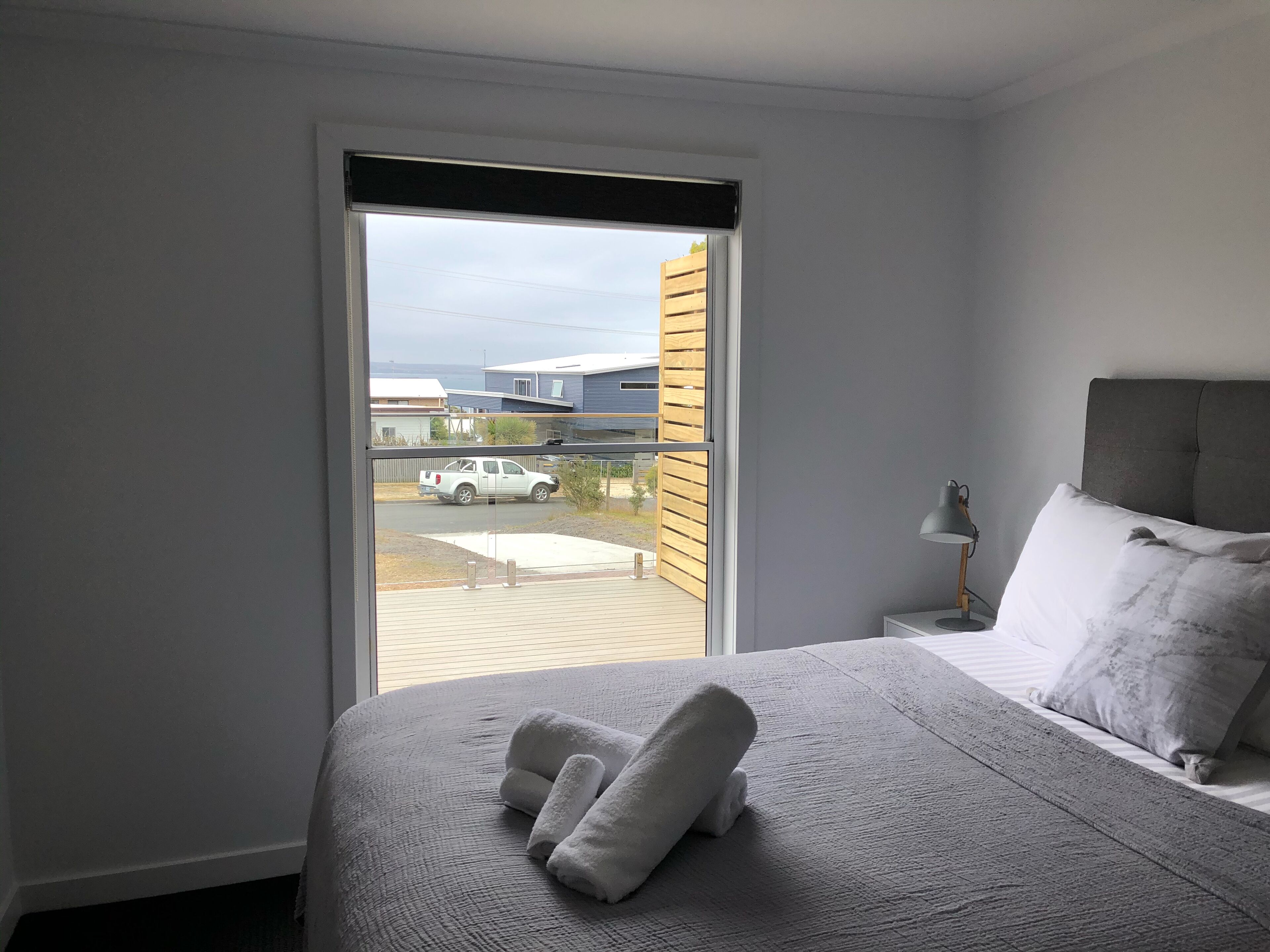 2 slaapkamers, een bureau, een strijkplank/strijkijzer, reisbedje