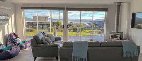 TV connectée, cheminée, livres, chaîne hi-fi