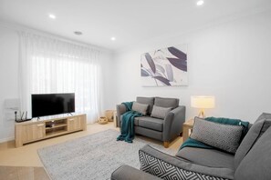 TV, offices - Peaceful Designer 2BR@Leafy Mill Park (Mill Park)