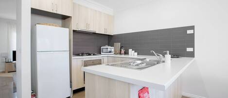 Réfrigérateur, micro-ondes, four, plaque de cuisson