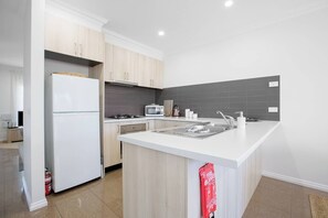 Fridge, microwave, oven, stovetop - Peaceful Designer 2BR@Leafy Mill Park (Mill Park)