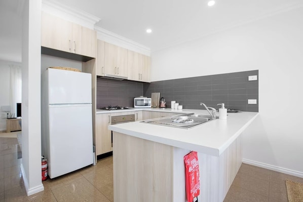 Fridge, microwave, oven, stovetop - Peaceful Designer 2BR@Leafy Mill Park (Mill Park)