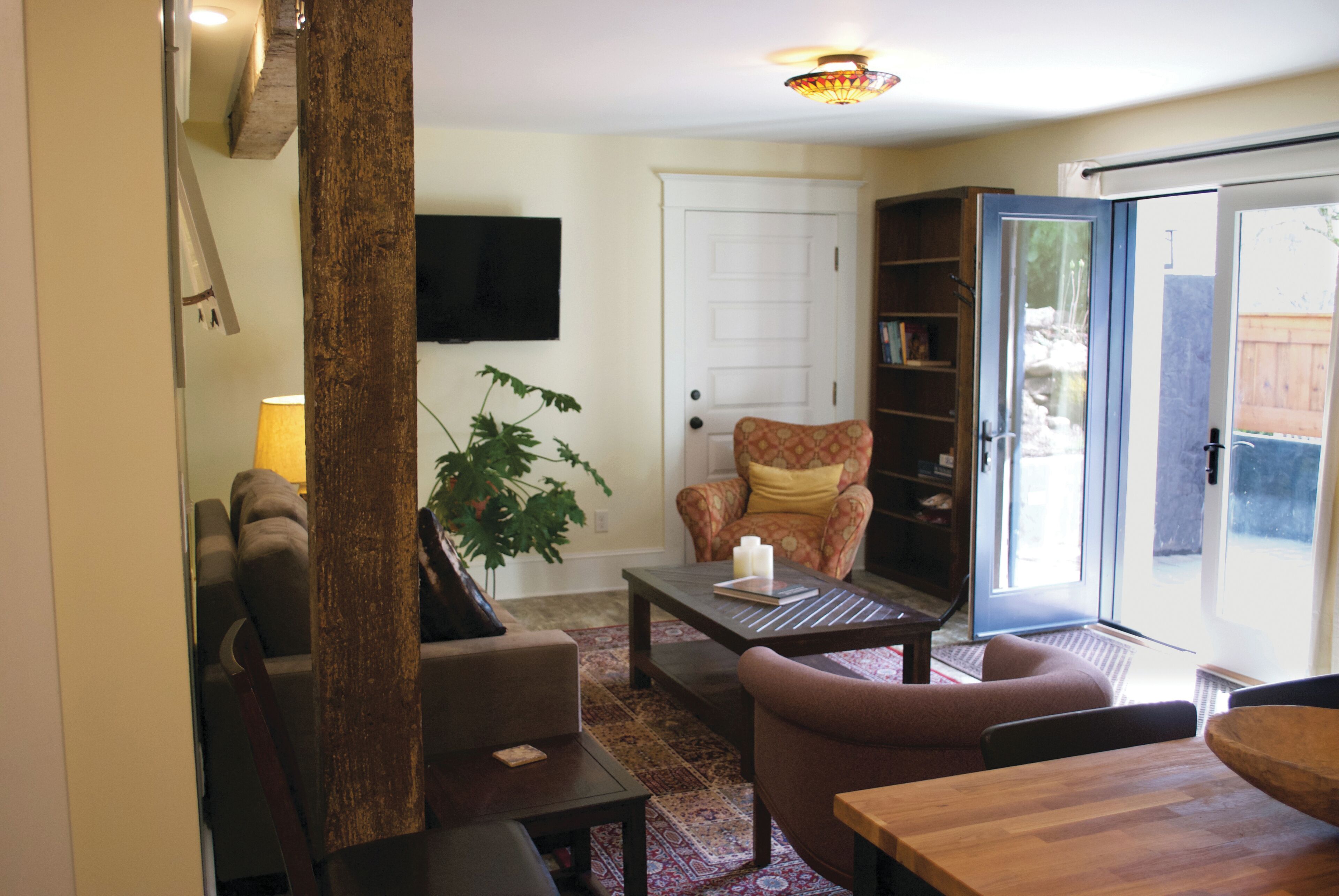 電視、壁爐、書籍