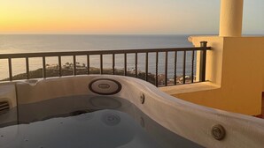 A hot tub with a view of the sea at sunset. - Luxury villa in Cabo San Lucas (Cabo San Lucas)