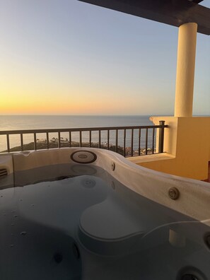 Tina de hidromasaje al aire libre