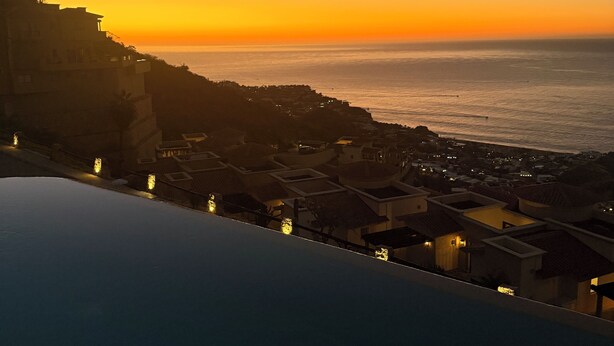 A coastal town at sunset with a view of the sea and buildings. - Luxury villa in Cabo San Lucas (Cabo San Lucas)
