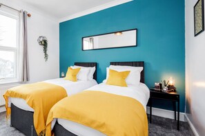 2 Schlafzimmer, Schreibtisch, Bügeleisen/Bügelbrett, Reisekinderbett