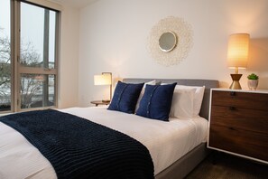 Hypo-allergenic bedding, individually decorated, individually furnished - Domicile Suites at Venn on Main (Bellevue)
