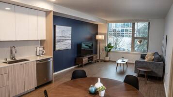 Televisión de pantalla plana de 50 pulgadas con canales por cable