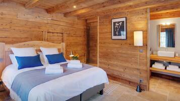 7 slaapkamers, een strijkplank/strijkijzer, wifi, beddengoed