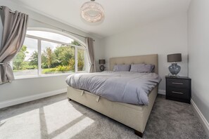 6 bedrooms, iron/ironing board, travel cot, free WiFi - Marina views, Kinsale, sleeps 20, owned by  Exquisite Holiday Homes  (Kinsale)