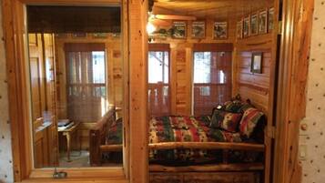 3 bedrooms, in-room safe, WiFi, bed sheets