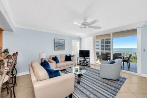 Televisión, reproductor de DVD, libros, videoteca