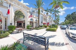 Outdoor dining - Luxurious Beach Front Condo with Spectacular Views! (Naples)