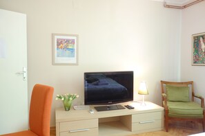 Quarto casal superior (2) | Individualmente decorados, individualmente mobiliados, escrivaninha