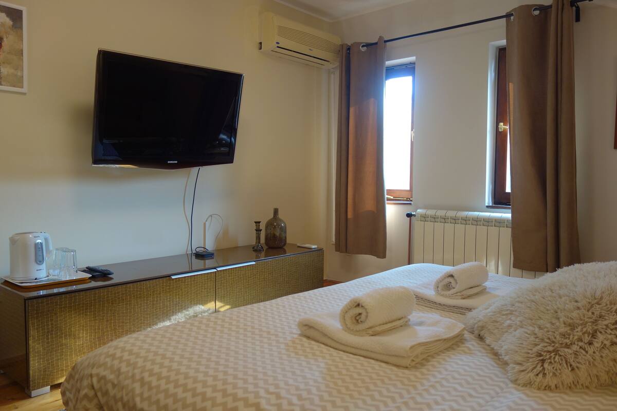 Habitación doble superior (16) | Escritorio, insonorización, wifi gratis y decoración personalizada