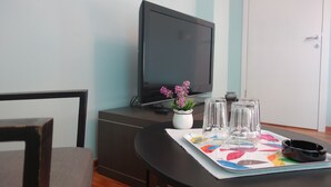Superior Triple Room (3) | Television - Villa Quantum Beograd (Belgrade)