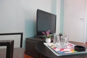 高級三人房 (3) | 電視