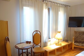 Decoración personalizada, muebles diferentes y escritorio 