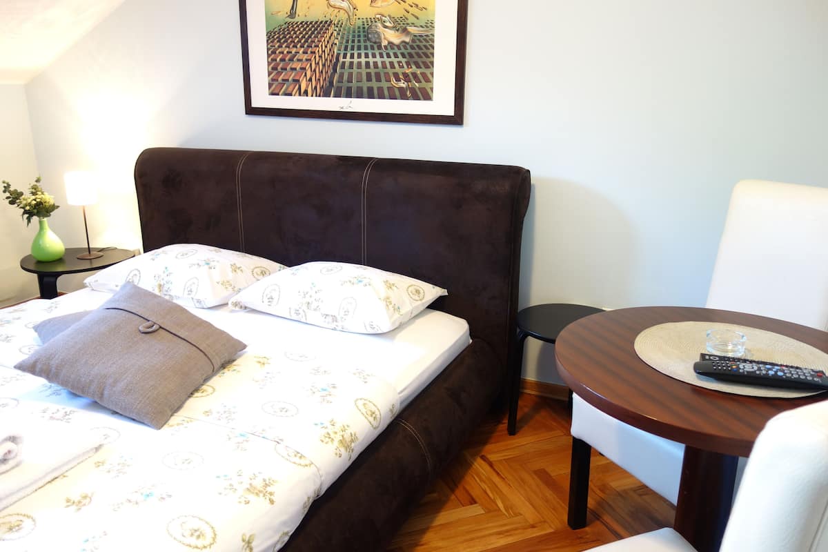 Habitación doble superior (4) | Escritorio, insonorización, wifi gratis y decoración personalizada