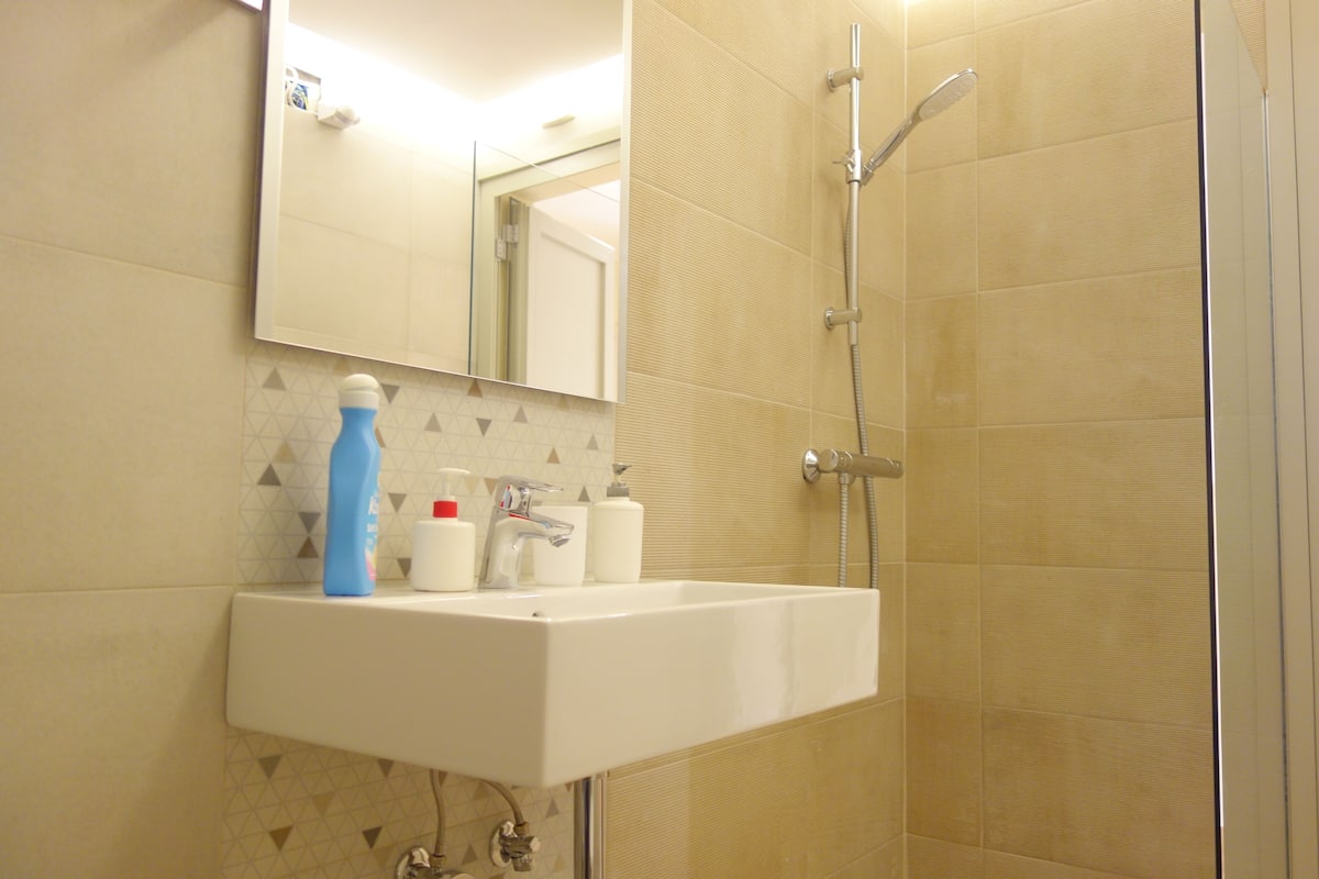 Shower, pancuran hujan, perlengkapan mandi gratis, dan pengering rambut