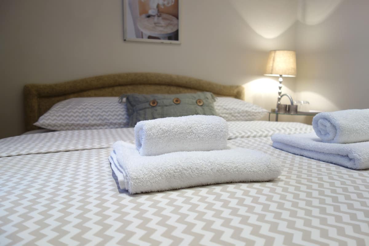 Habitación doble estándar, 1 cama Queen size (13) | Escritorio, insonorización, wifi gratis y decoración personalizada