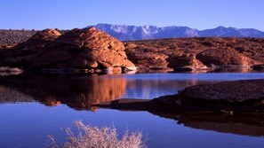 3 habitaciones, escritorio y tabla de planchar con plancha 