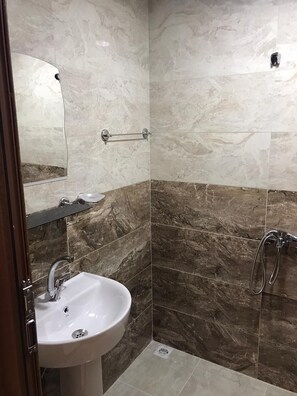 Shower, towels - İrem Apart Restoran (Camlihemsin)