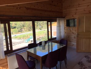 Apartamento, 2 quartos, terraço | Opções para refeição no quarto