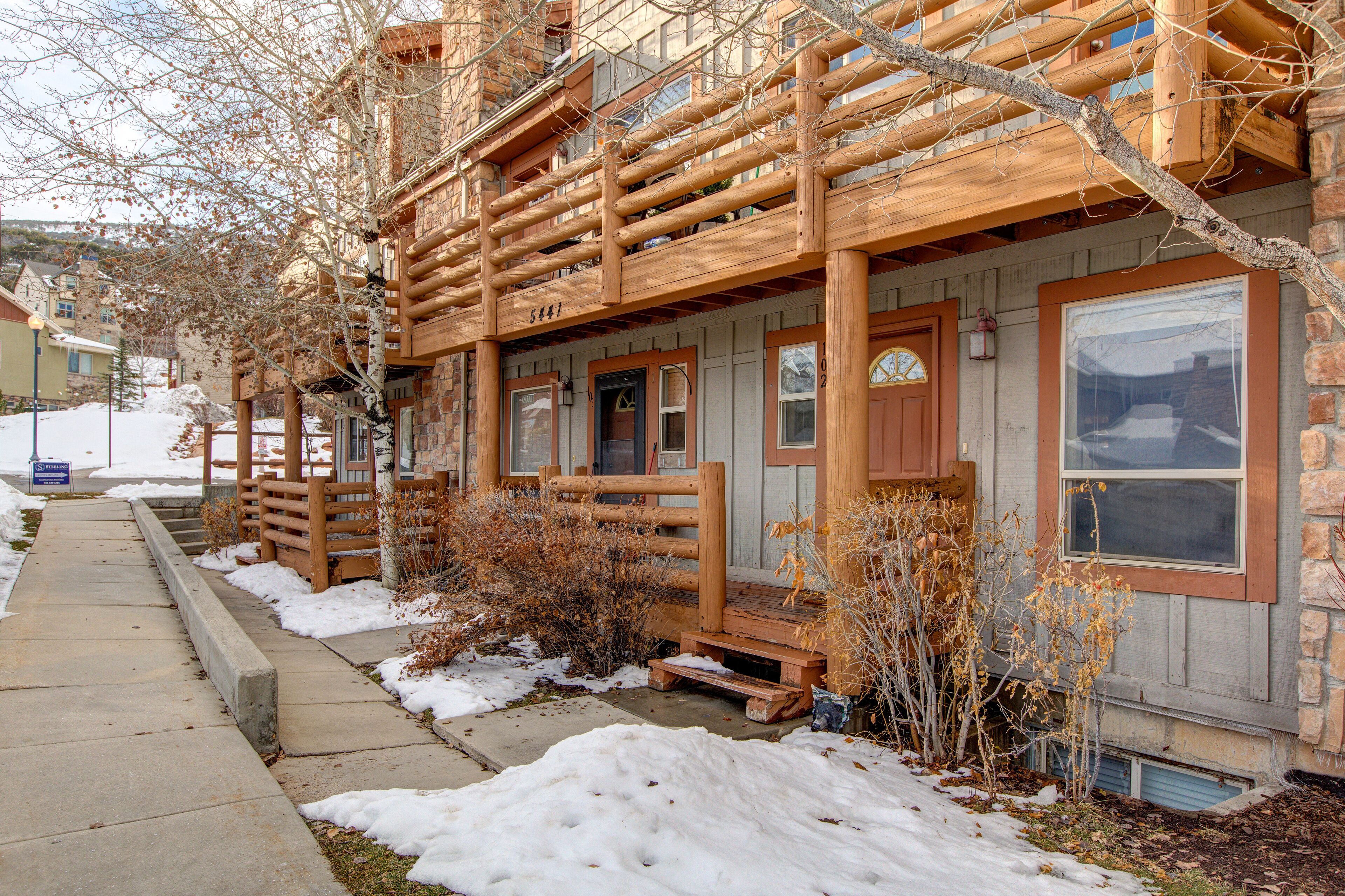 Modern townhouse with seasonal pool, hot tub & fitness room - close to dining