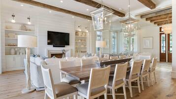 Villa, 5 Bedrooms | Dining