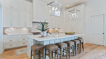 Villa, 5 Bedrooms | Private kitchen | Fridge, microwave, stovetop, dishwasher