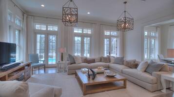 House, 5 Bedrooms | Living room